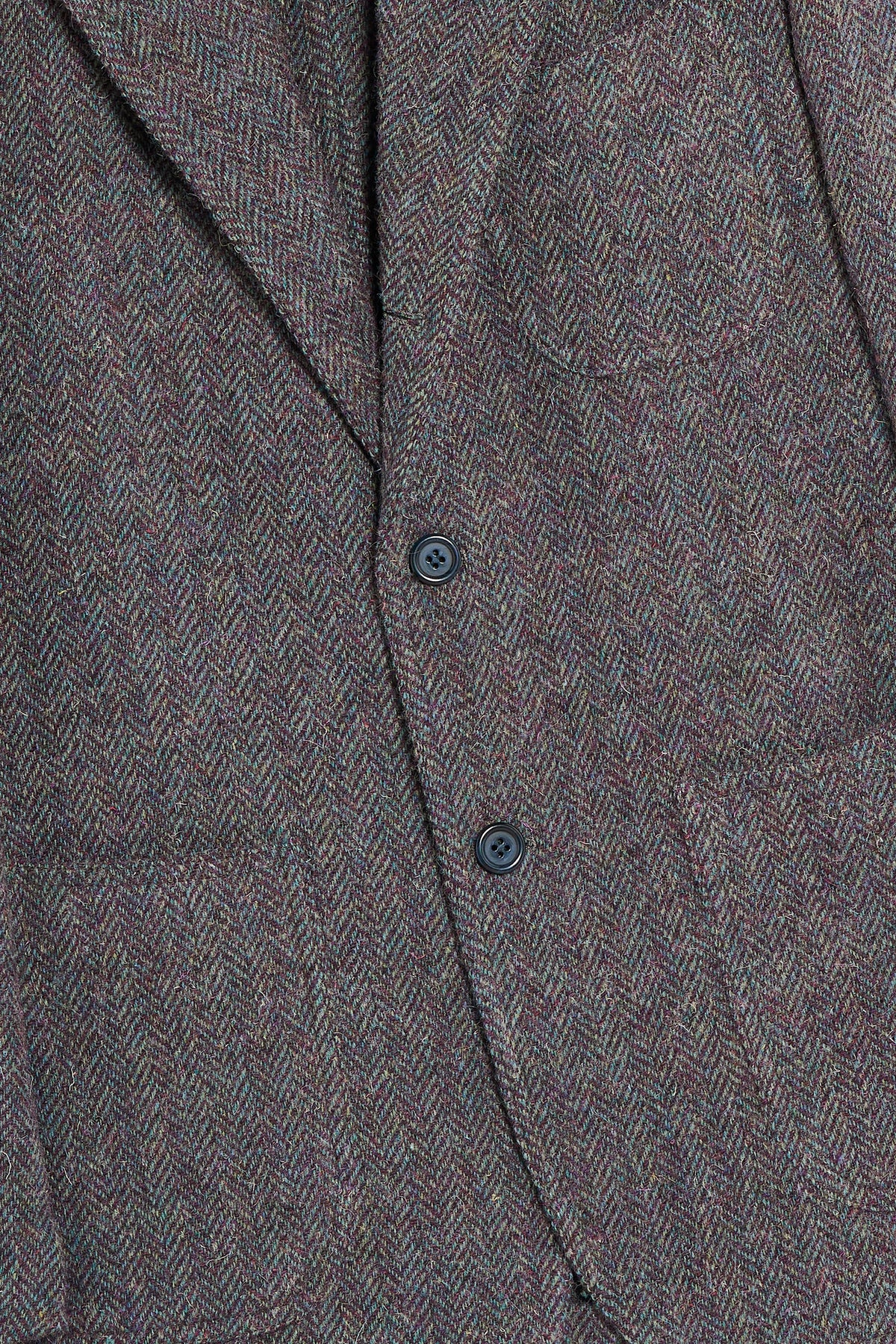 Dettaglio frontale con chiusura a tre bottoni stirata a due della Giacca a Camicia Shetland Herringbone grigia