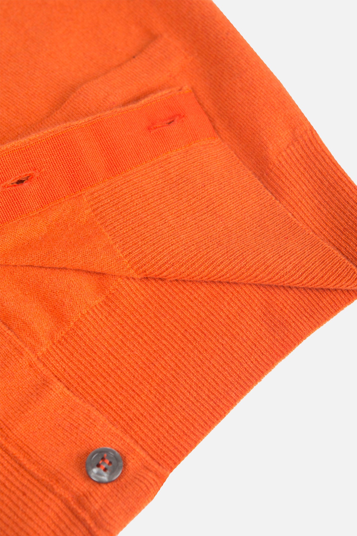 Dettaglio chiusura Gilet De Paz arancione con bottoni e Gros Grain interno