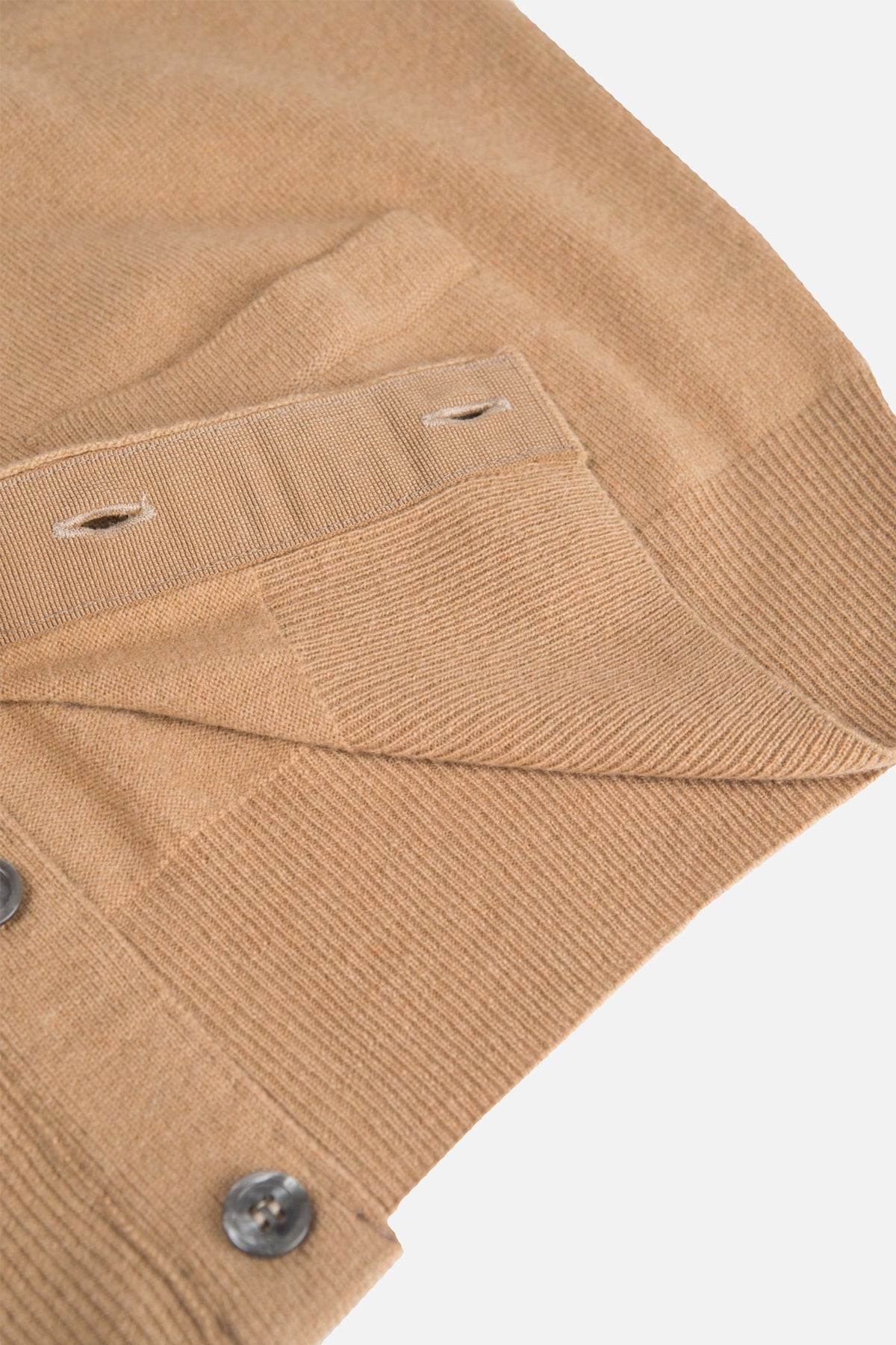 Dettaglio chiusura Gilet De Paz cammello con Gros Grain interno
