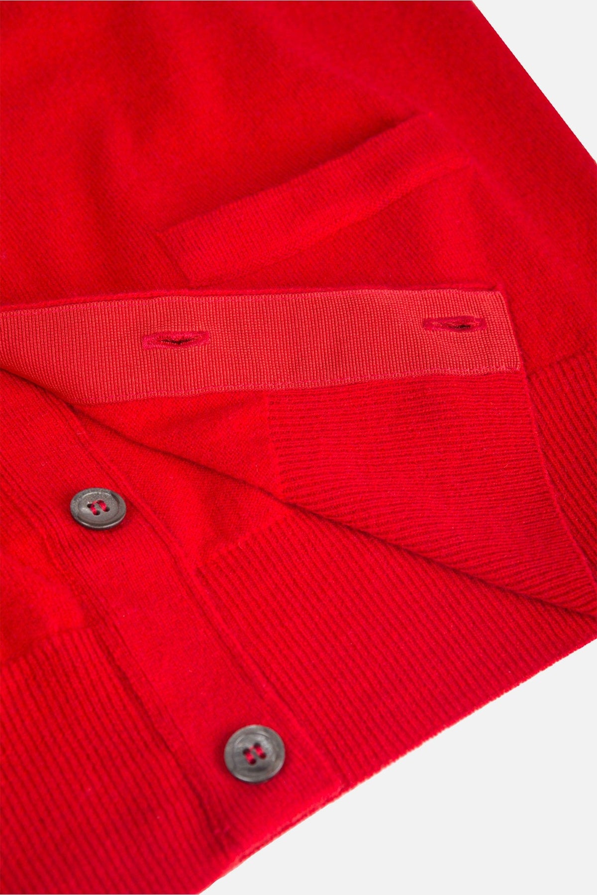 Dettaglio chiusura Gilet De Paz rosso con bottoni e Gros Grain interno