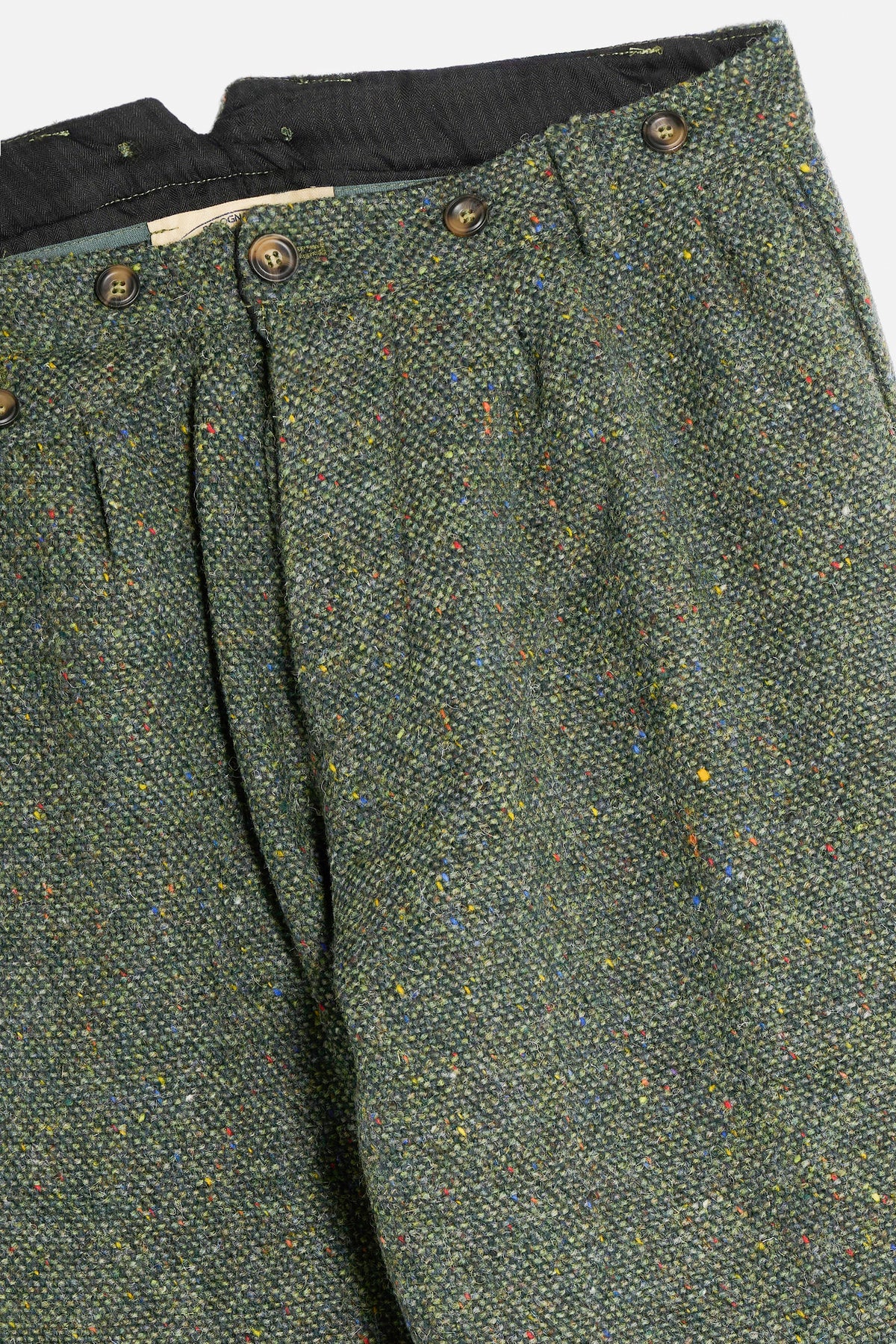 Dettaglio Pantalone John in Donegal Tweed verde con pinces, tasche, bottoni per bretelle e fili colorati