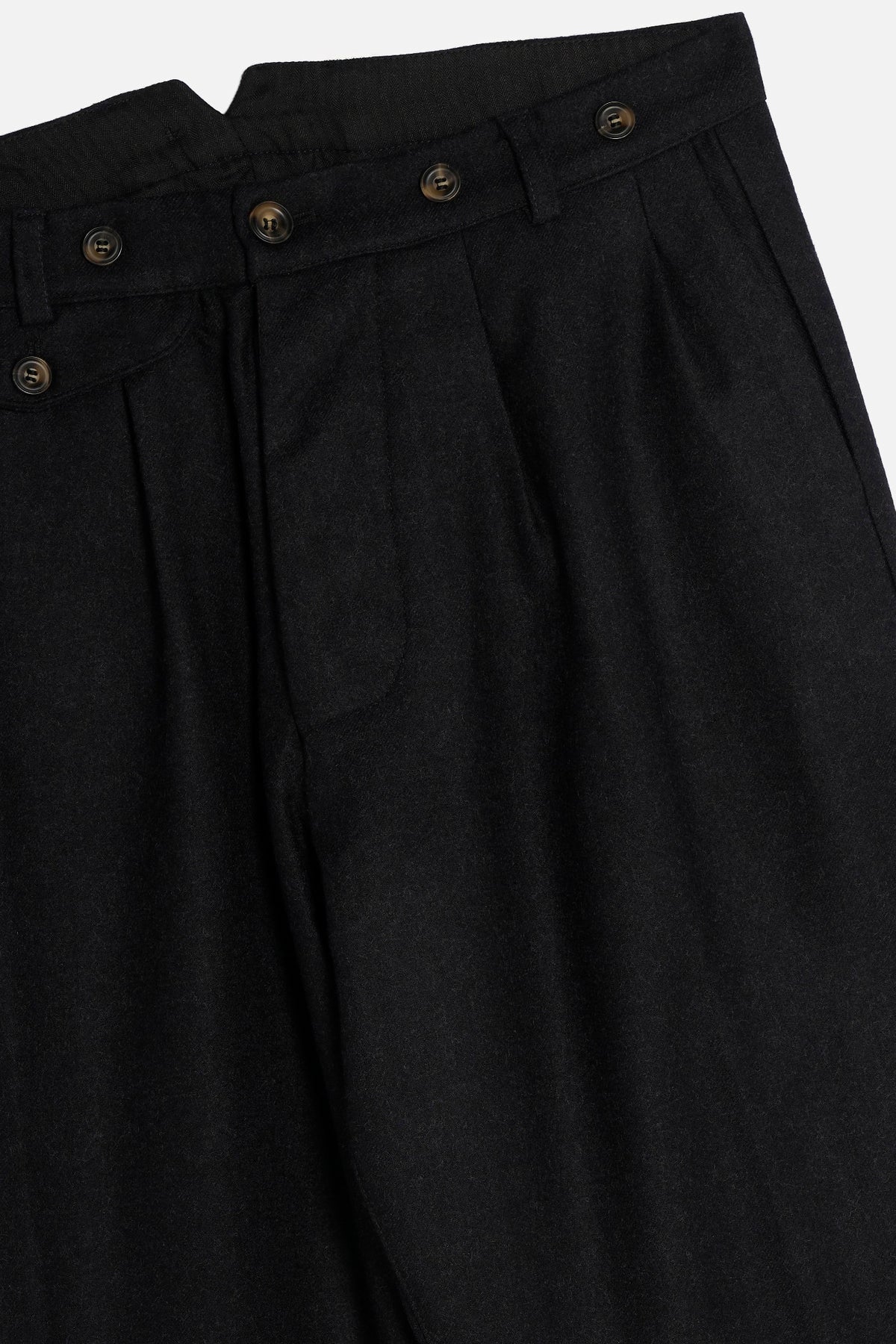 Dettaglio Pantalone John in flanella grigio scuro con pinces, tasche e bottoni per bretelle