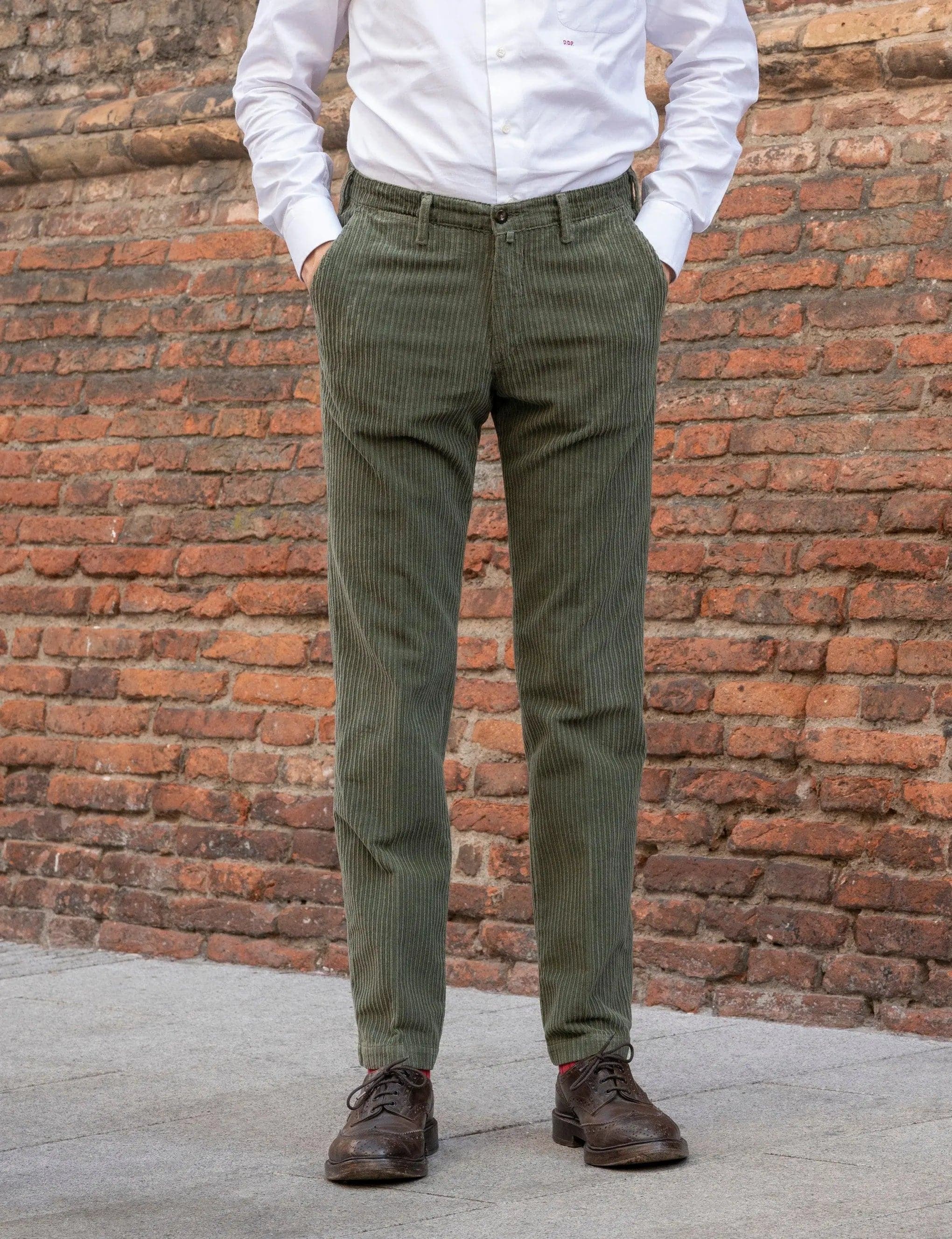 Chinos velluto
Prova un look alla moda con la nostra gamma di Chinos in velluto rocciatore a coste larghe! Realizzati con materiali di qualità, questi pantaloni sono ideali per agDE PAZ