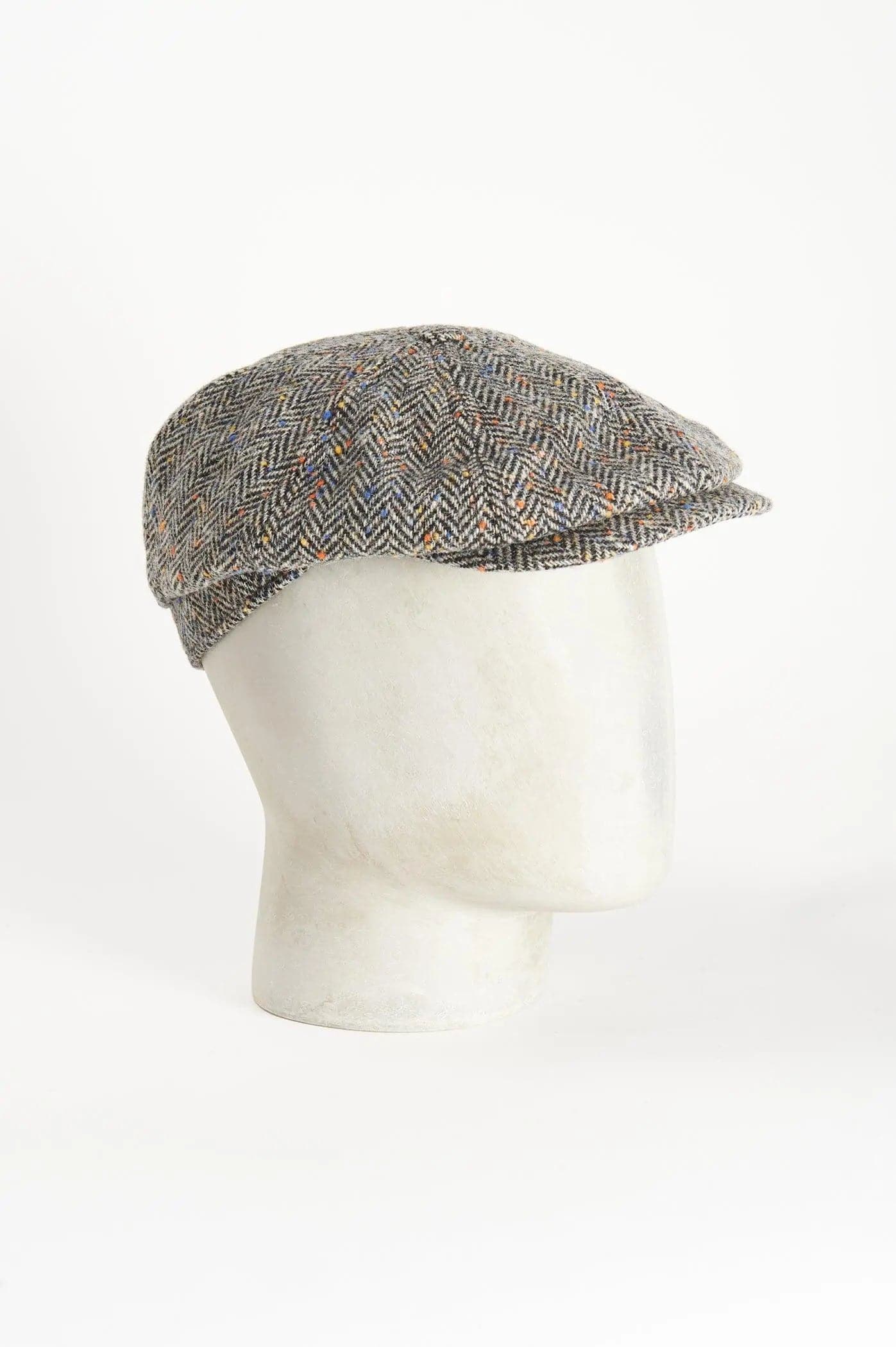 Otto spicchi (8 pieces)
L'Otto Spicchi è un cappello di forma unica, il che lo rende un accessorio versatile adatto ad ogni situazione. Goditi l'eleganza di ogni momento con un tocco di raDE PAZ