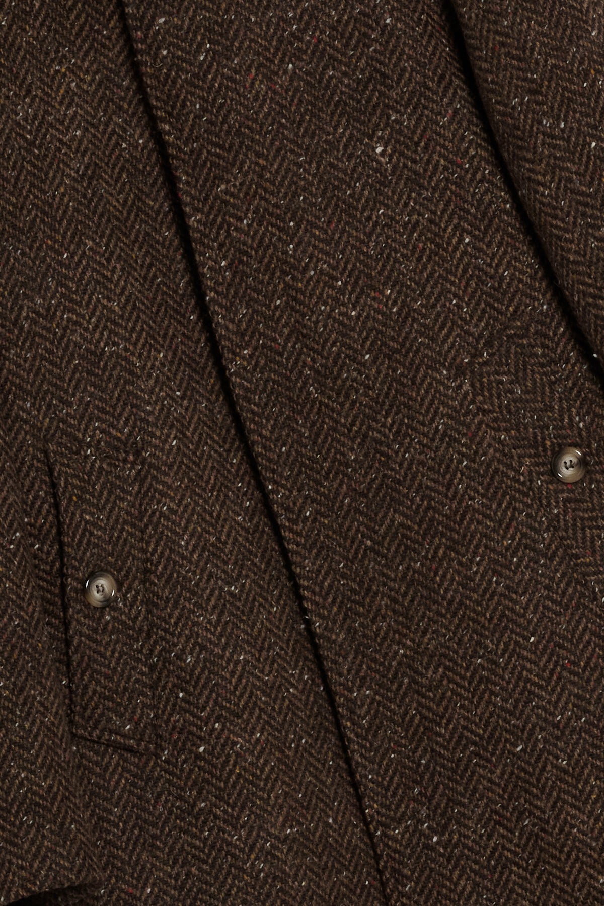 Dettaglio Cappotto Raglan Donegal Tweed marrone con tasche e chiusura frontale