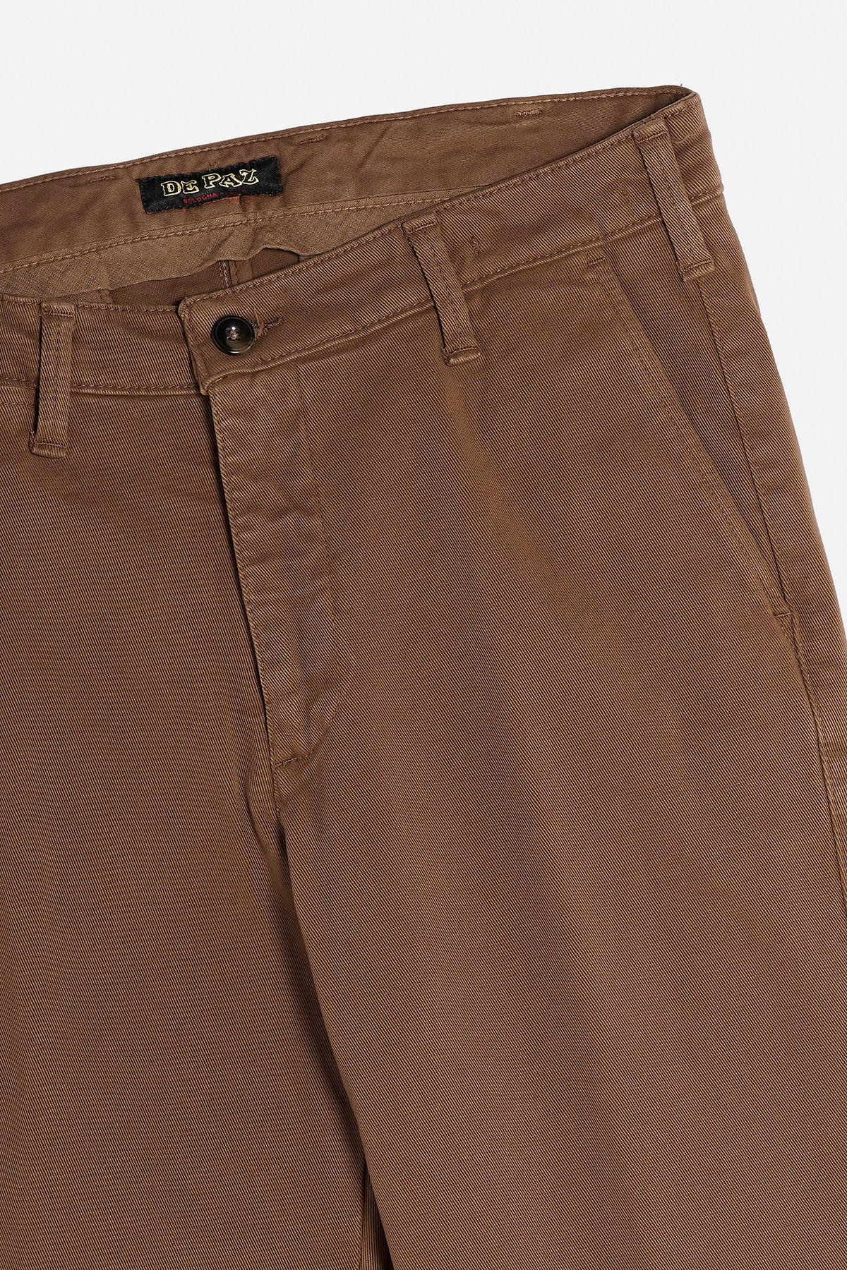 Dettaglio Pantalone Chinos De Paz in cotone invernale tabacco con tasca e bottone

