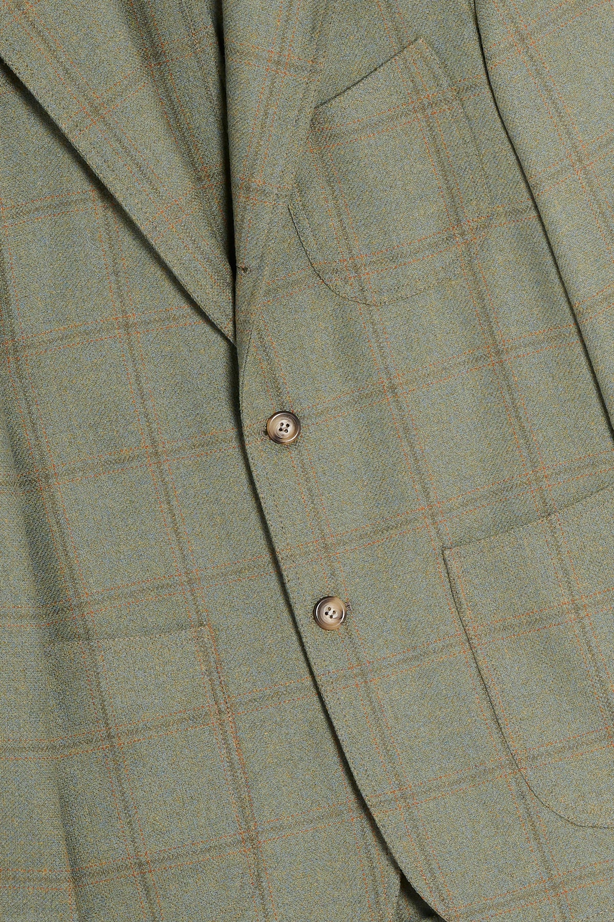 Dettaglio chiusura a tre bottoni stirata a due della Giacca a Camicia Scottish Tweed verde salvia