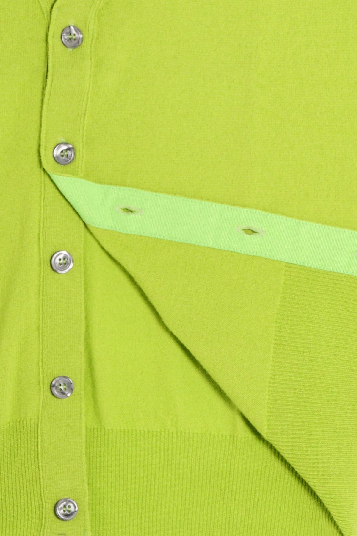 Dettaglio chiusura Gilet De Paz lime con bottoni e Gros Grain interno