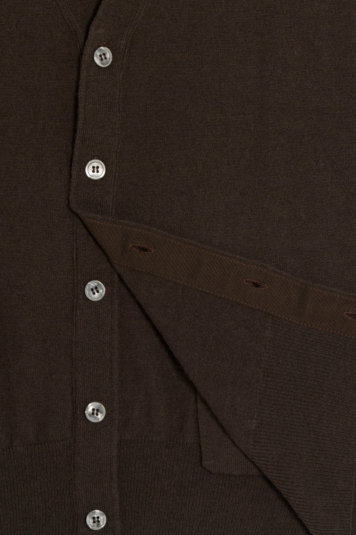 Dettaglio chiusura Gilet De Paz marrone con bottoni e Gros Grain interno