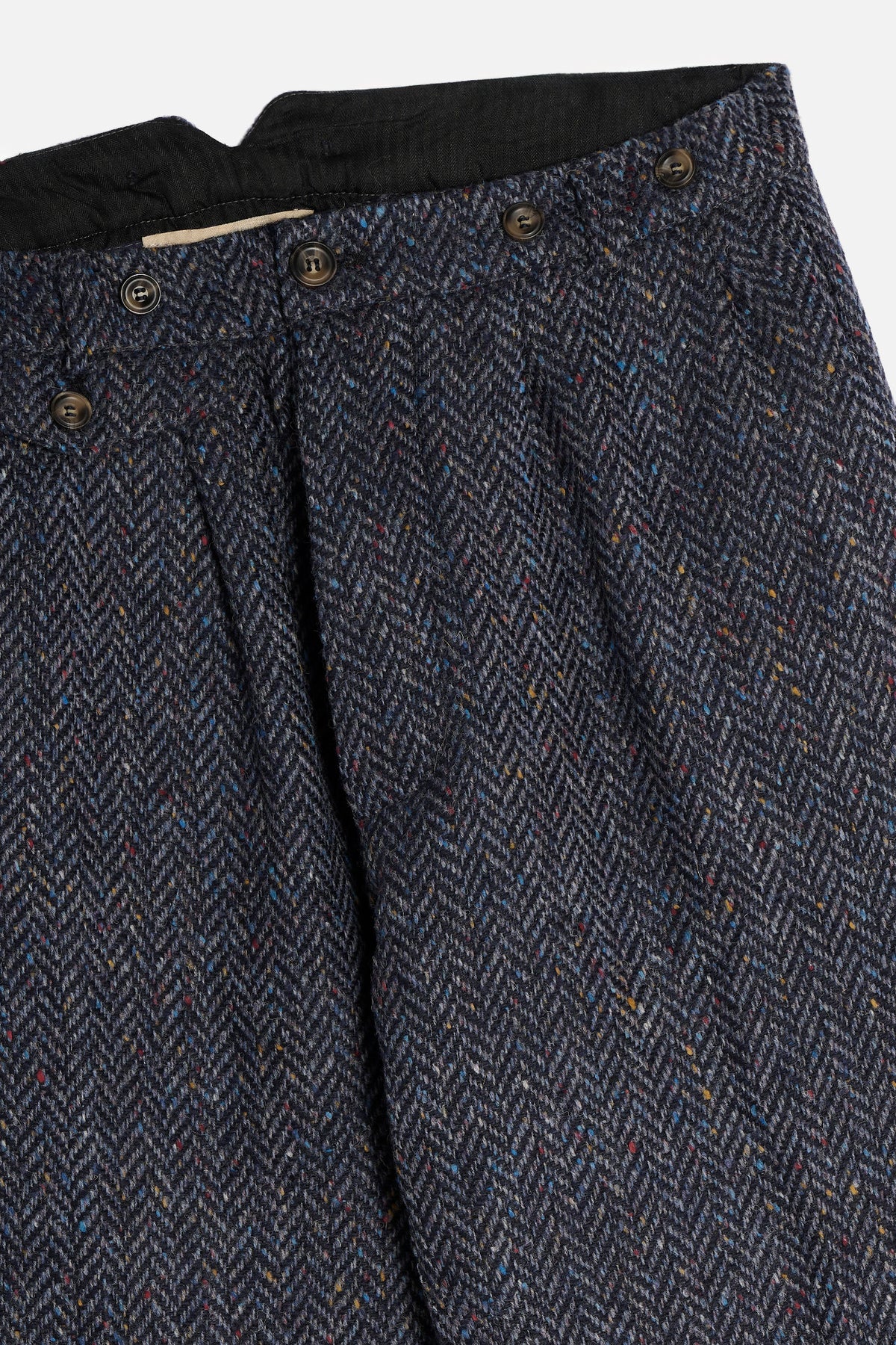 Dettaglio Pantalone John in Donegal Herringbone Tweed blu, pinces e tipici fili colorati