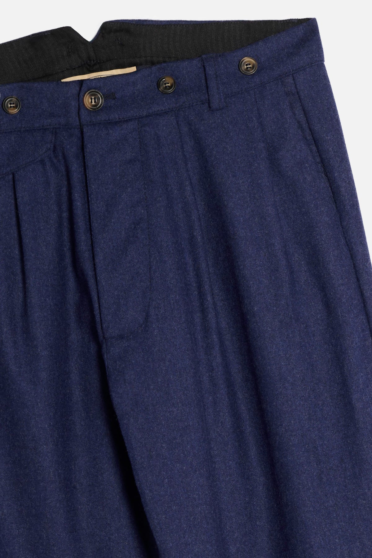 Dettaglio Pantalone John in flanella blu con pinces, tasche e bottoni per bretelle