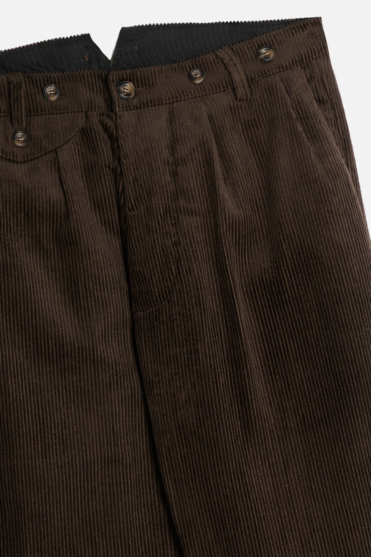 Dettaglio Pantalone John De Paz in velluto marrone con tasche, doppia pinces e bottoni per bretelle