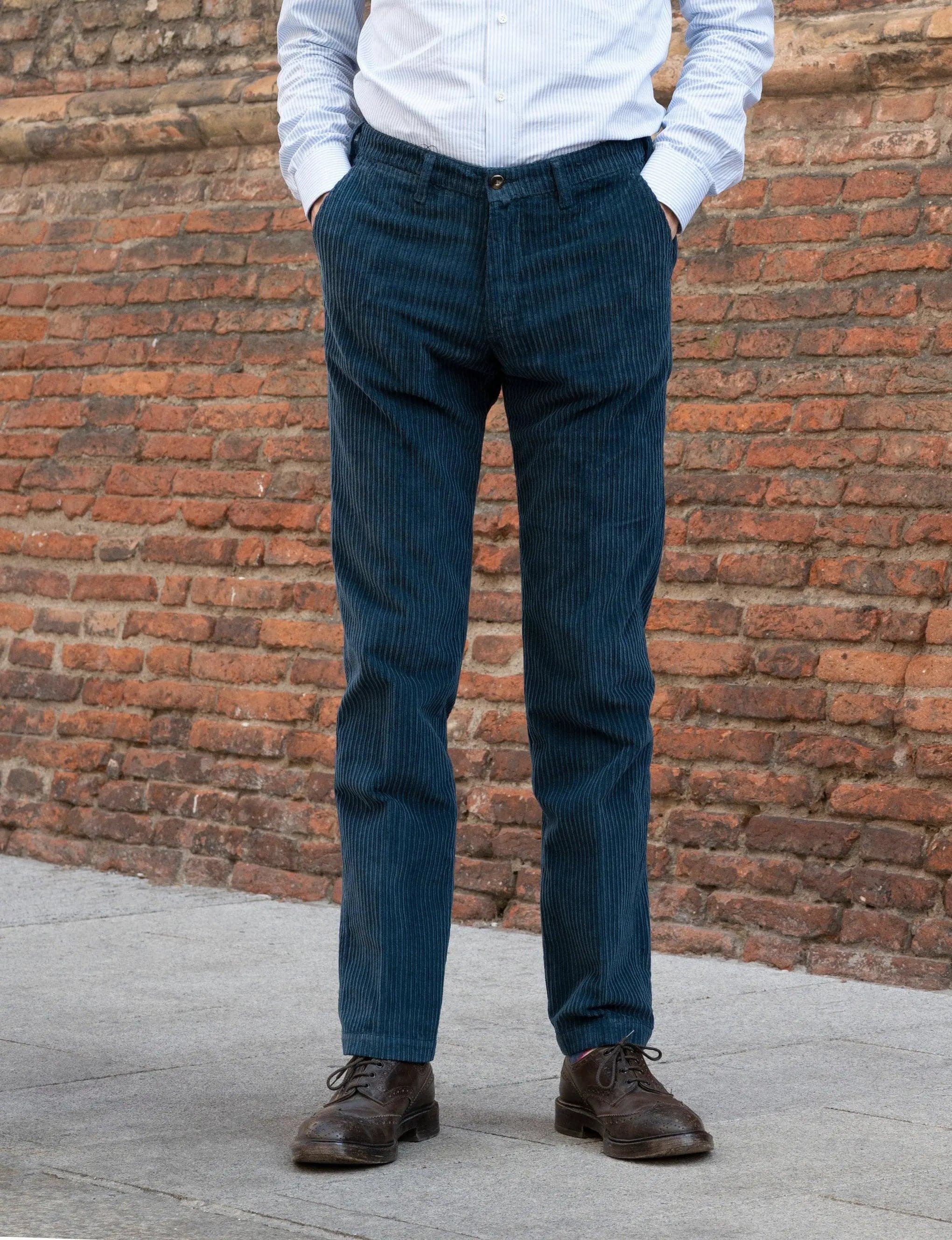 Chinos velluto
Prova un look alla moda con la nostra gamma di Chinos in velluto rocciatore a coste larghe! Realizzati con materiali di qualità, questi pantaloni sono ideali per agDE PAZ