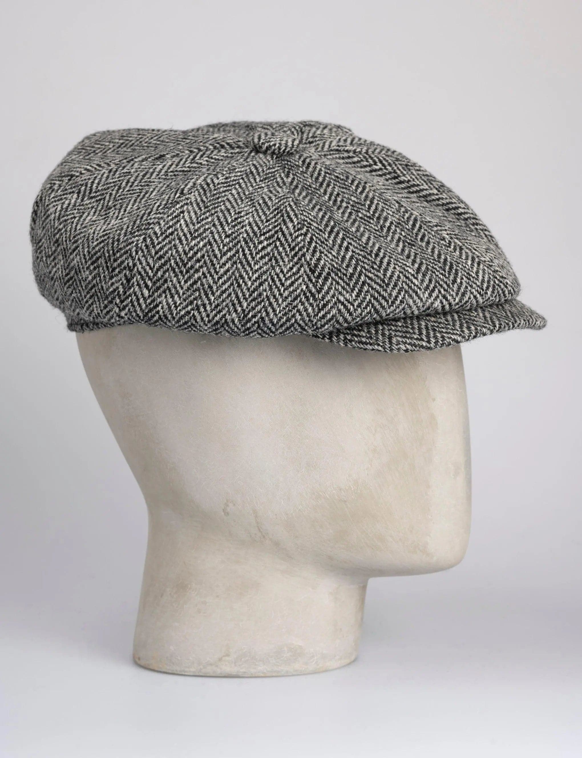 Otto Spicchi (8 pieces)
L'Otto Spicchi è un cappello di forma unica, il che lo rende un accessorio versatile adatto ad ogni situazione. Goditi l'eleganza di ogni momento con un tocco di raDE PAZ