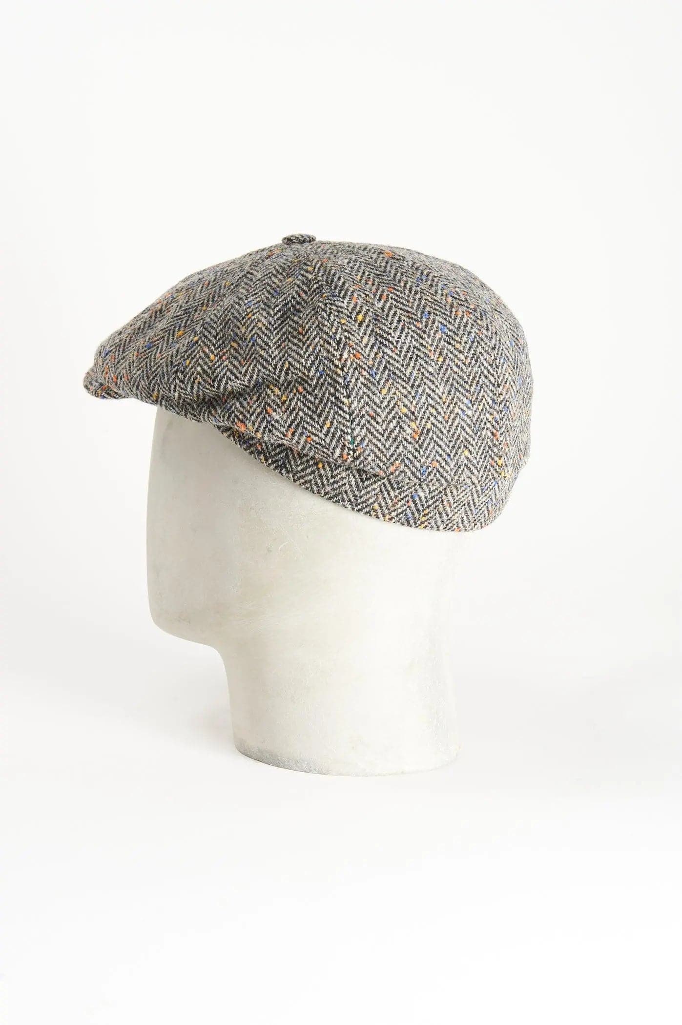 Otto spicchi (8 pieces)
L'Otto Spicchi è un cappello di forma unica, il che lo rende un accessorio versatile adatto ad ogni situazione. Goditi l'eleganza di ogni momento con un tocco di raDE PAZ